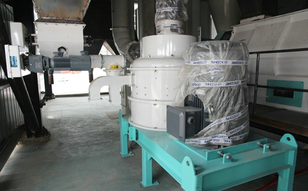 飼料機械設(shè)備多少錢?其出現(xiàn)的油污問題又該如何清理?