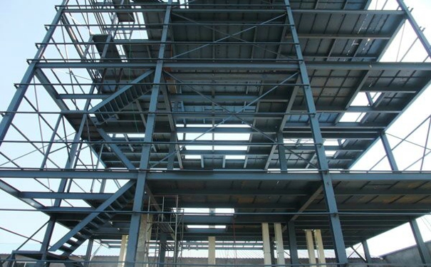 導(dǎo)致飼料加工設(shè)備出現(xiàn)卡機(jī)現(xiàn)象的原因一般有哪些?